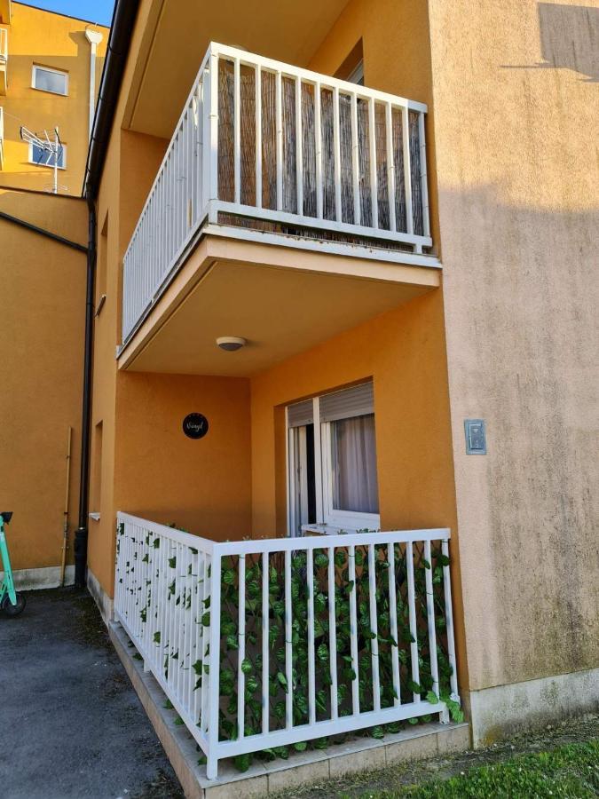 Apartman Vinyl - Self Chek-In Osijek Extérieur photo